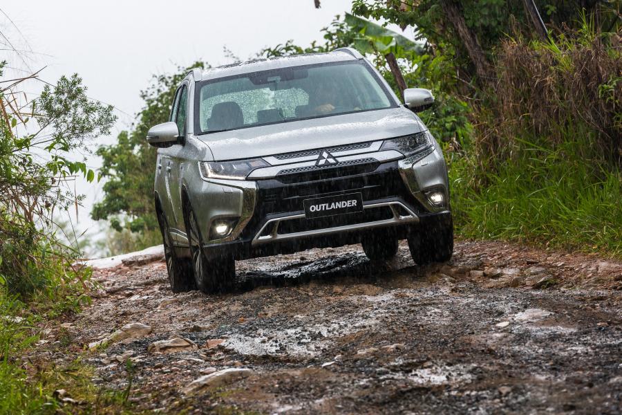  Mitsubishi Outlander HPE-S 2018 года  (LA) (фото 8 из 40)